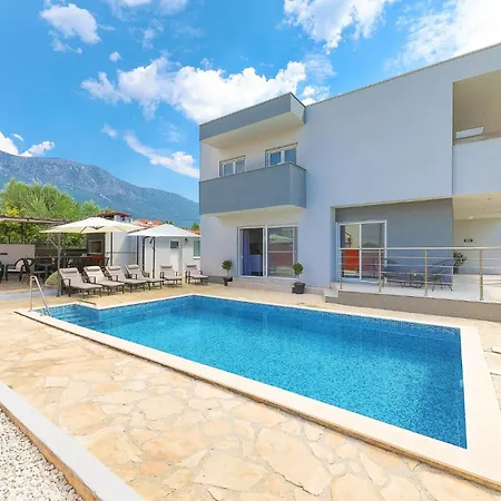 4 Bedroom Lovely In Kastel Kambelovac * Kaštela