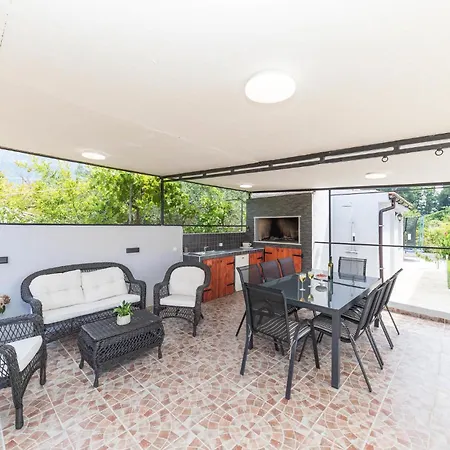 4 Bedroom Lovely In Kastel Kambelovac Kaštela