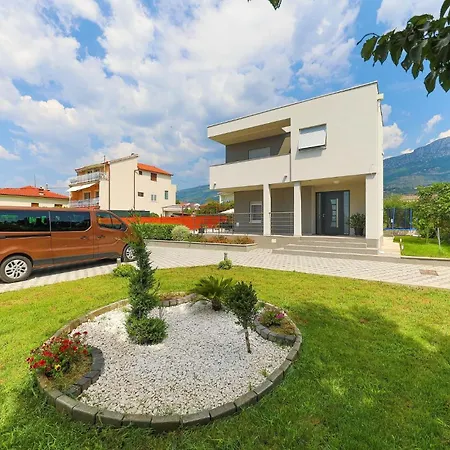 4 Bedroom Lovely In Kastel Kambelovac