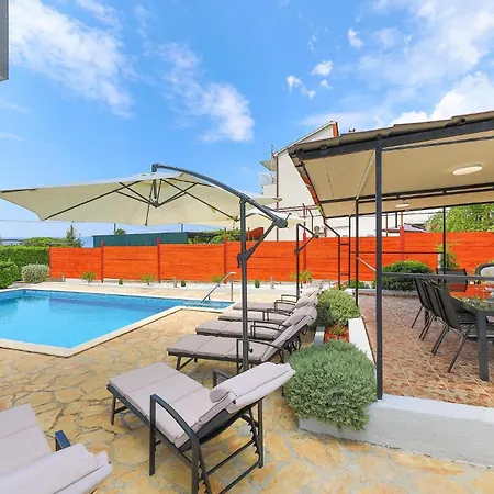 4 Bedroom Lovely In Kastel Kambelovac Hébergement de vacances