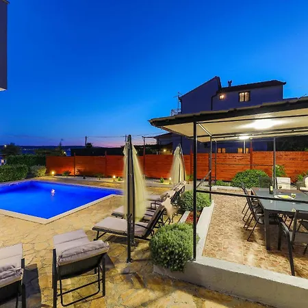 Hébergement de vacances 4 Bedroom Lovely In Kastel Kambelovac Kaštela