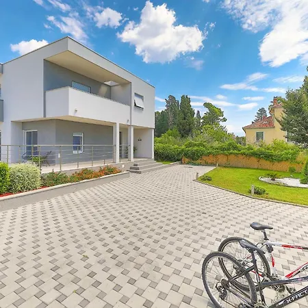 4 Bedroom Lovely In Kastel Kambelovac Hébergement de vacances