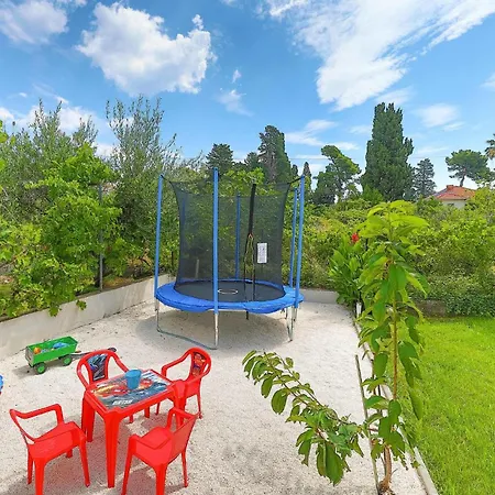 4 Bedroom Lovely In Kastel Kambelovac Hébergement de vacances